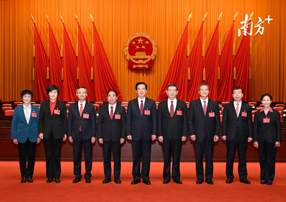 新一届省人大常委会省政府领导班子亮相