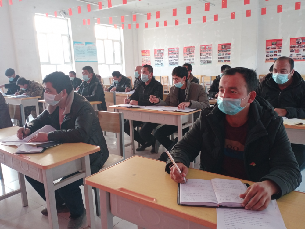 近日,在渭干乡喀拉库木村的果园里,村民们在农业技