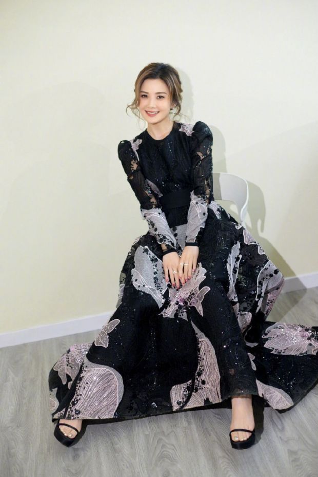 twins合体拍大片 两人对镜头比心甜美依旧