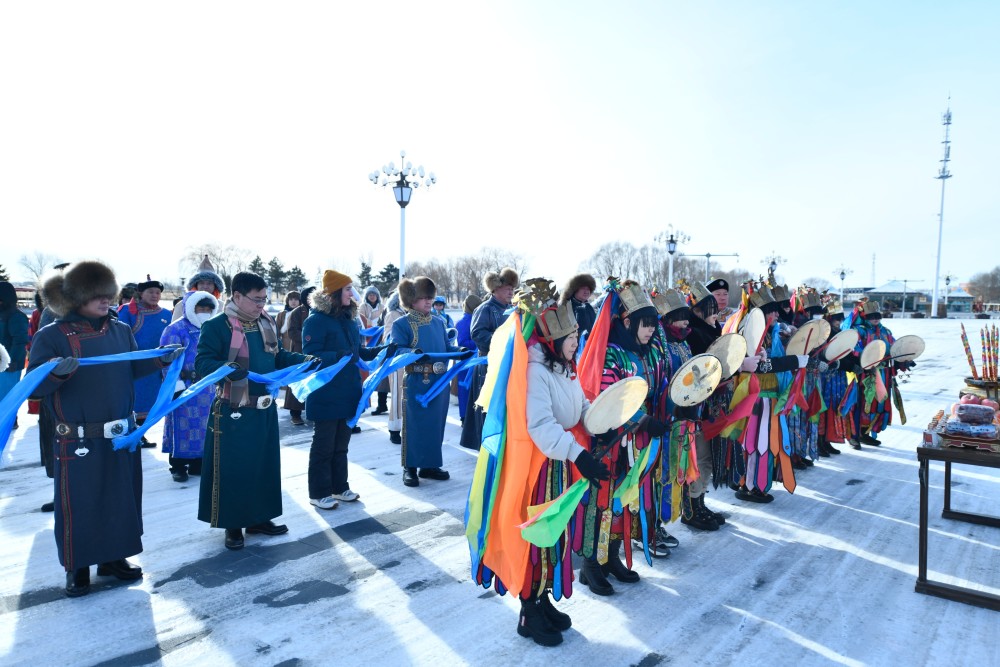 "查干"意为白色,因蒙古族崇尚白色,故把正月称为查干萨日.
