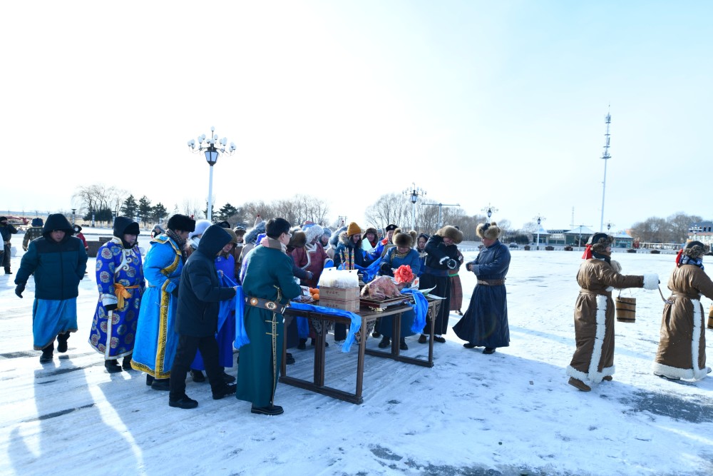 族春节节庆习俗类似的内容,同时,仍保留祭火,除夕吃手把肉等蒙古