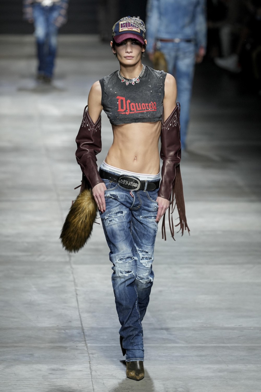 1月13日,模特在意大利米兰男装周上展示dsquared2品牌