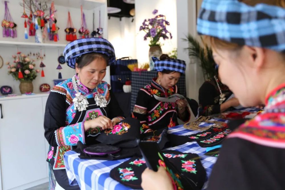 【康养胜地 人文兴义】今天聊聊黔西南州布依族服饰(十四)_腾讯新闻