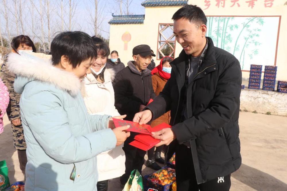 周口太康筹集2万多元给村民发年货送红包