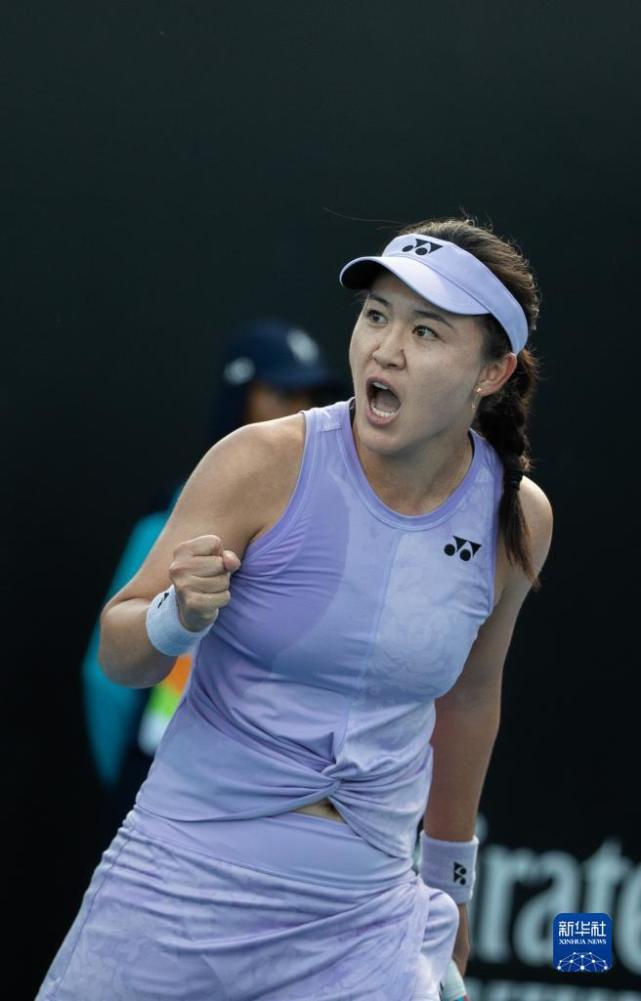 当日,在墨尔本进行的澳大利亚网球公开赛女单首轮比赛中,中国选手朱琳