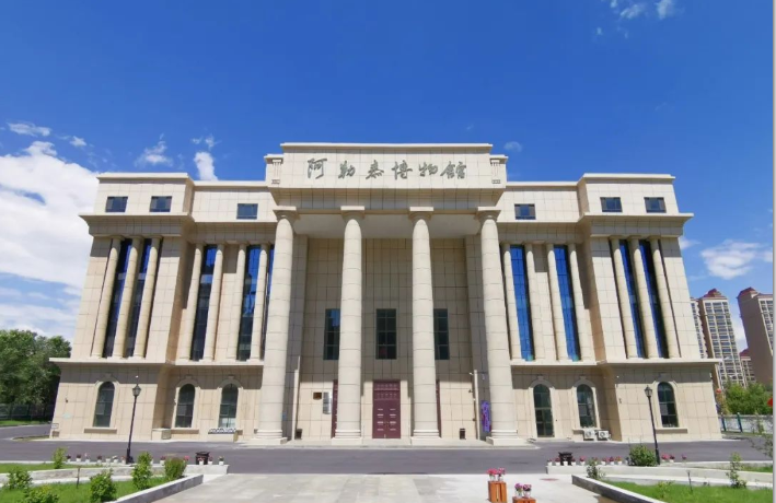 阿勒泰地区博物馆面积为6416平方米,共计三层,一至二楼为"金山史韵"