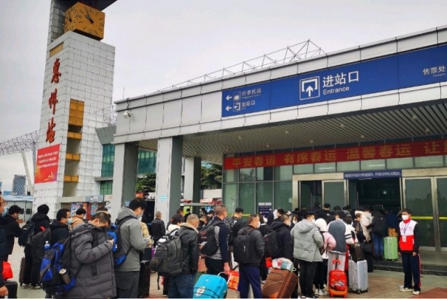冷空气挡不住回家路,惠州火车站迎客流高峰,送客超10万_腾讯新闻