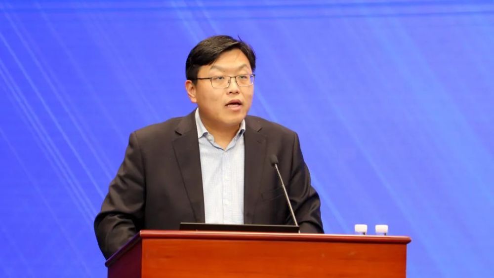 中国生物副总裁孙京林主持会议中国生物财务部主任程坦作财务分析