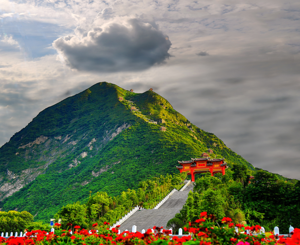 活动地点:峨边县城背峰山公园活动时间:不限登云梯,赏冬之彝乡,攀山之