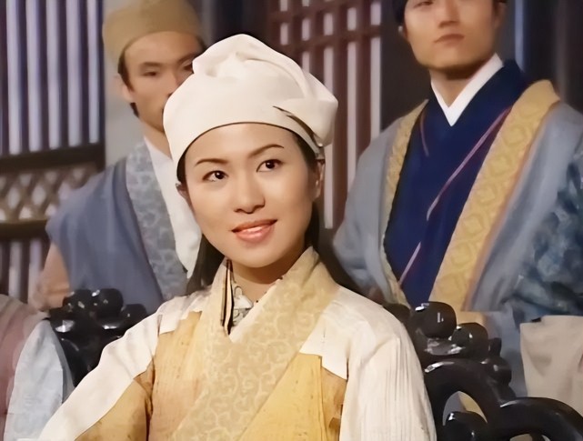 之后又出演了大女主剧《再生缘》,在其中饰演女主角孟丽君,文武双全