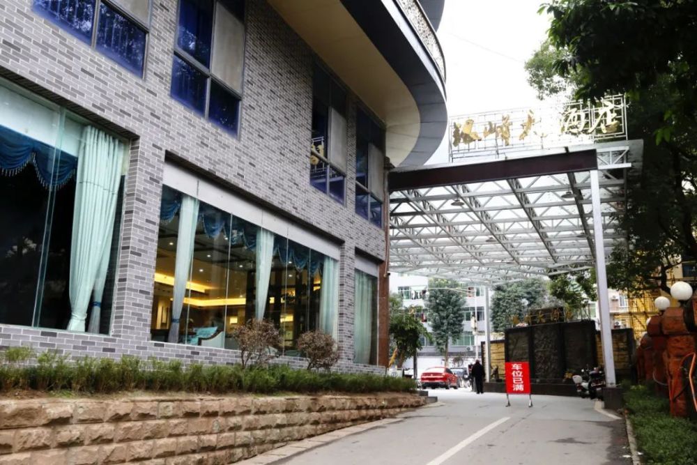 银峰大酒店位于县城香山西路黄金地段集兴文本土特色菜,宴会,茶坊婚庆