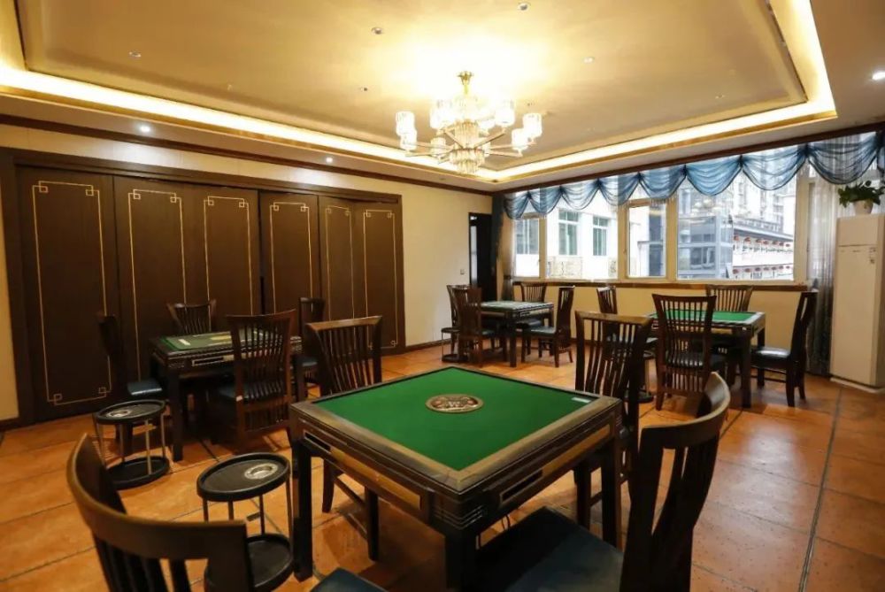 银峰大酒店位于县城香山西路黄金地段集兴文本土特色菜,宴会,茶坊婚庆