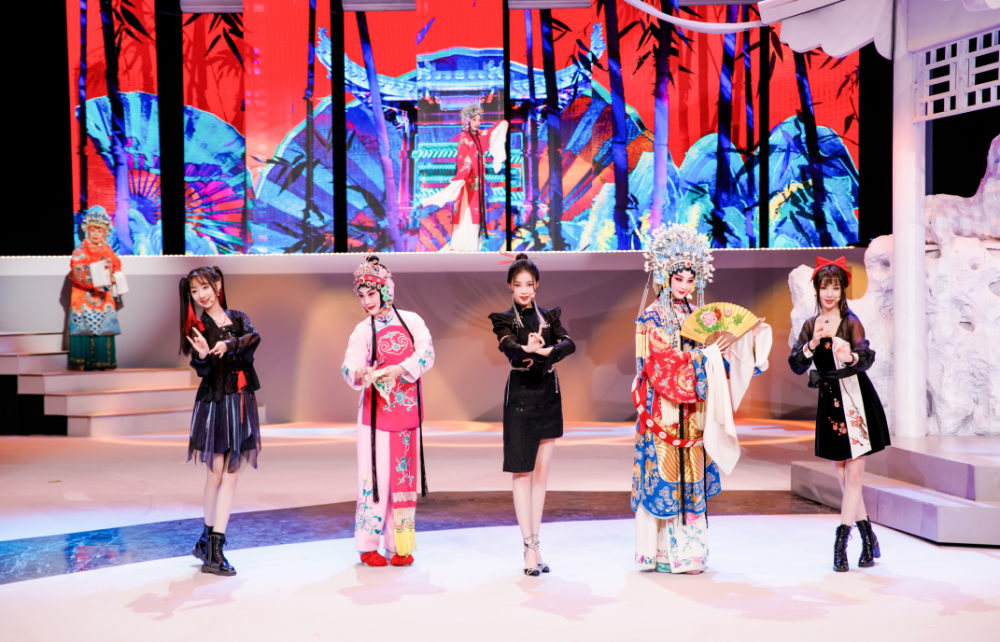 翻唱这首歌曲的 "416女团 "这首从网上火到线下的古风歌曲《探窗》都