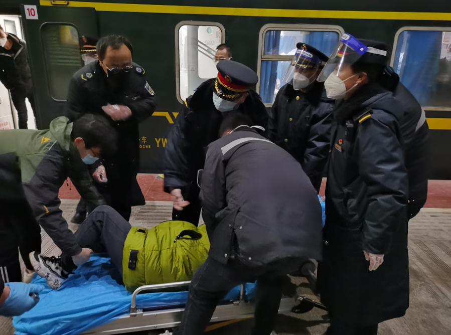 1月10日3:18,阜阳站接到通知,从青岛开往深圳的t397次列车10号车厢里