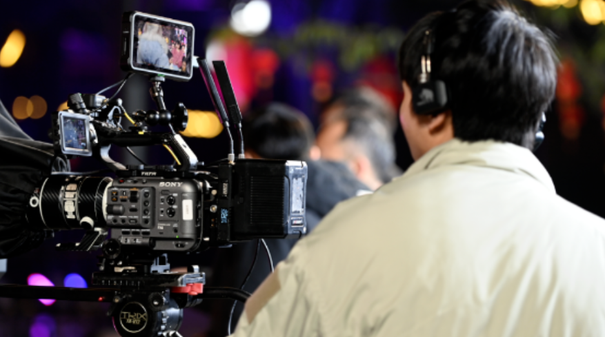 工作的主持人……他们不畏寒冷不怕辛苦工作到凌晨是常有的事情音响师