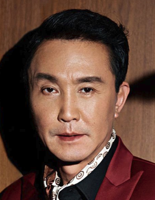 在《人民的名义》中,吴刚两只眼睛的双眼皮都变得很明显,但这是不符合