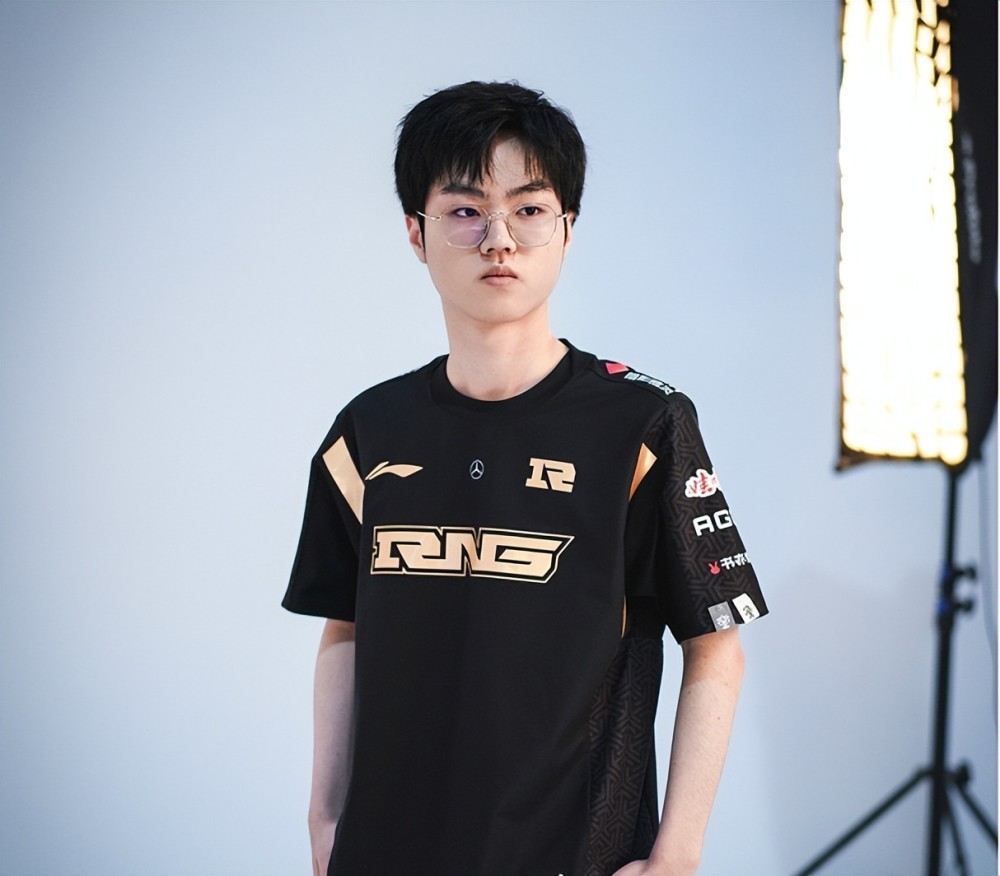 rng汤圆可能把大安压在替补席doinb直言业界人士对他评价很高