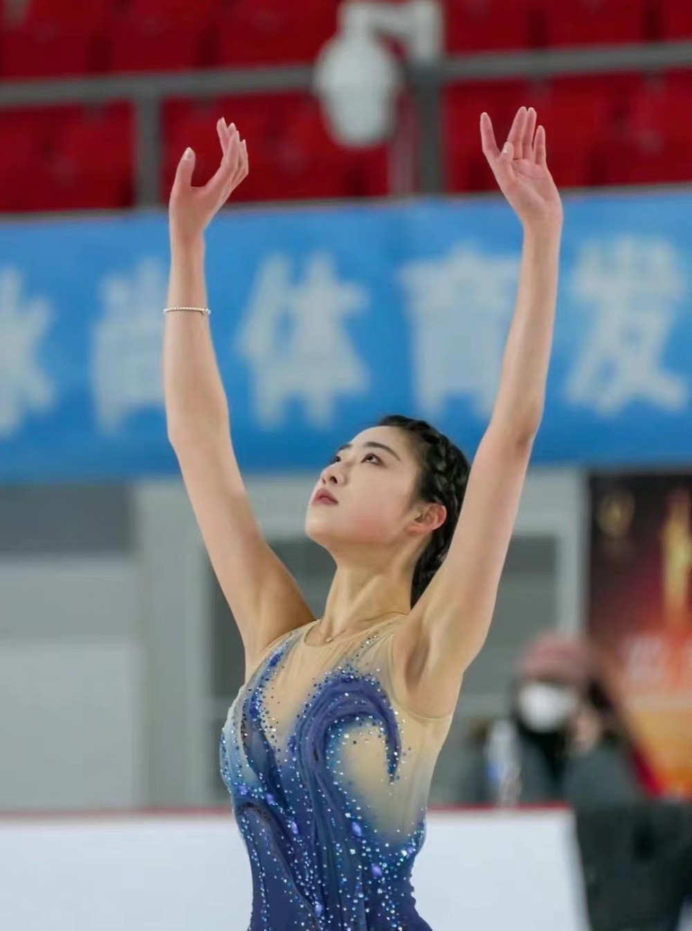 陈虹伊去什刹海滑冰,火苗美若仙子,花滑女神翩翩起舞_腾讯新闻