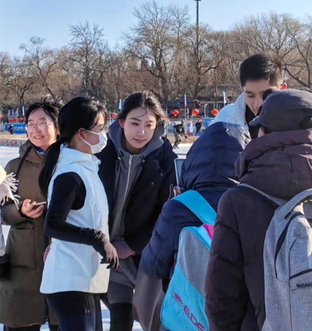 太美了！陈虹伊去什刹海滑冰，火苗美若仙子，花滑女神翩翩起舞_腾讯新闻