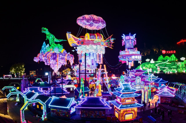 四川省人大常委会副主任,中共自贡市委书记何礼在致辞中指出,自贡灯会