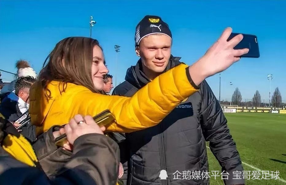 绝了哈兰德和青梅竹马女友从小一起踢球颜值远超姆巴佩女友