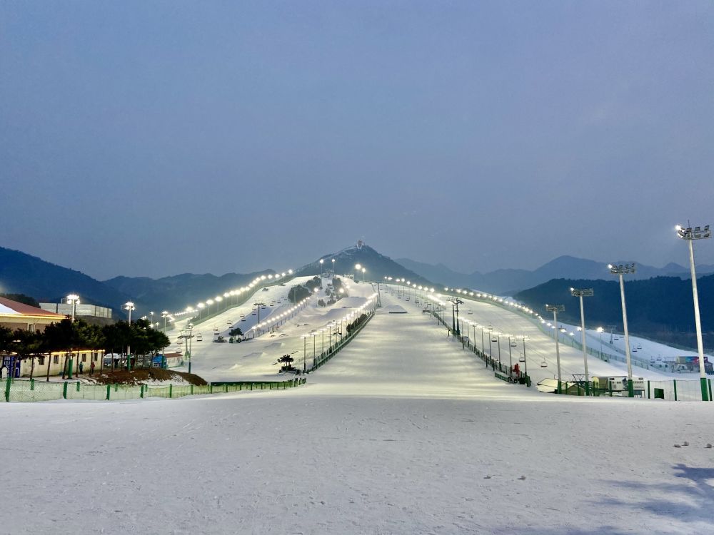 据北京南山滑雪滑水度假村有限公司董事长卢自然回忆,2001年