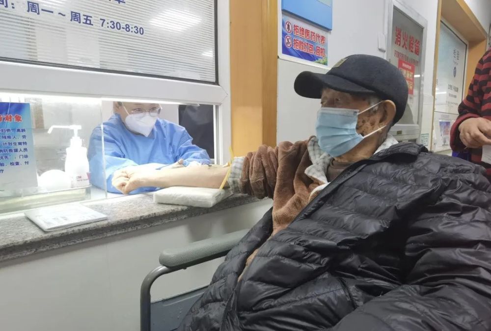 91岁新冠重症患者坐着轮椅来到社区医院一周后闯关成功