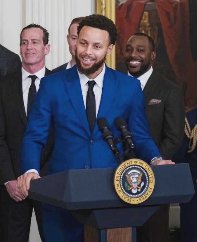 从央5到央1的牌面今日勇士全队造访白宫库里帅气逼人