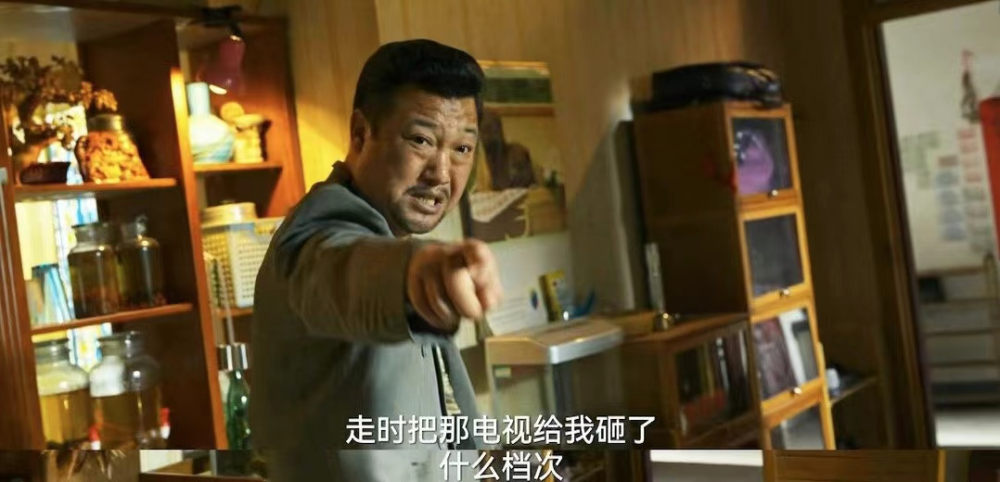 贾冰的"黑老大"太吓人了!_腾讯新闻