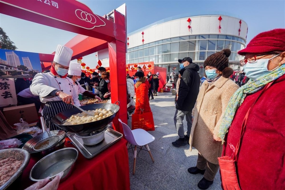 武汉东西湖区临空港庙会集市开市:2米高夜明珠"镇场",5米高白兔"站台"