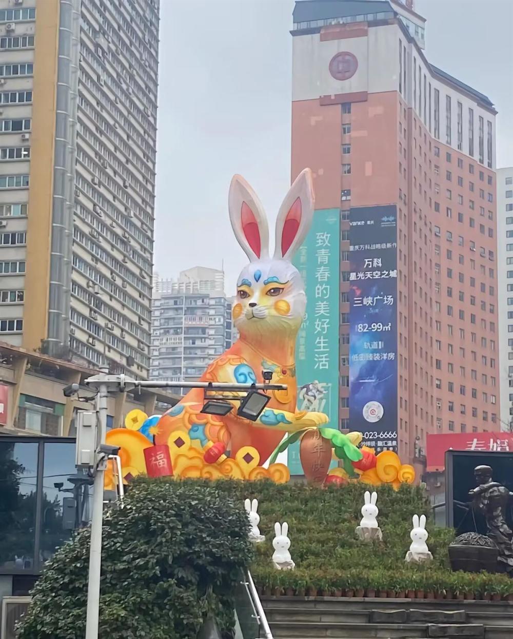 重庆三峡广场兔子灯饰被吐槽“丑哭了”：与设计图严重不符已拆除整改央企是什么意思2023已更新(微博/哔哩哔哩)