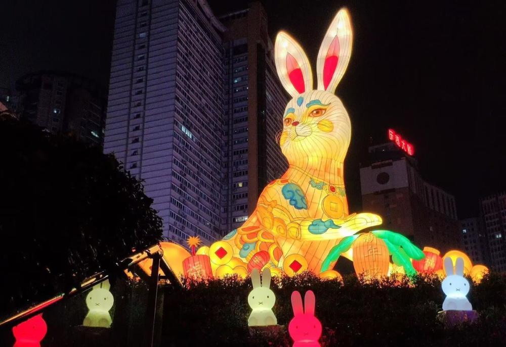 重庆三峡广场兔子灯饰被吐槽“丑哭了”：与设计图严重不符已拆除整改600108亚盛集团2023已更新(腾讯/头条)