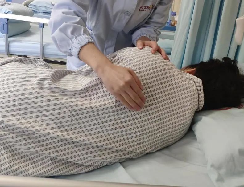 同时肩部放松,腕部用力叩拍背部,从肺底自下而上,由外向内,边叩击边