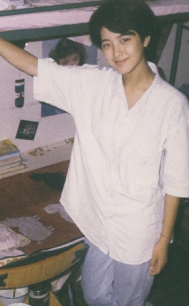 在考大学前一天晚上,曾黎去学校食堂吃饭,可能是因为扁豆没炒熟,食物