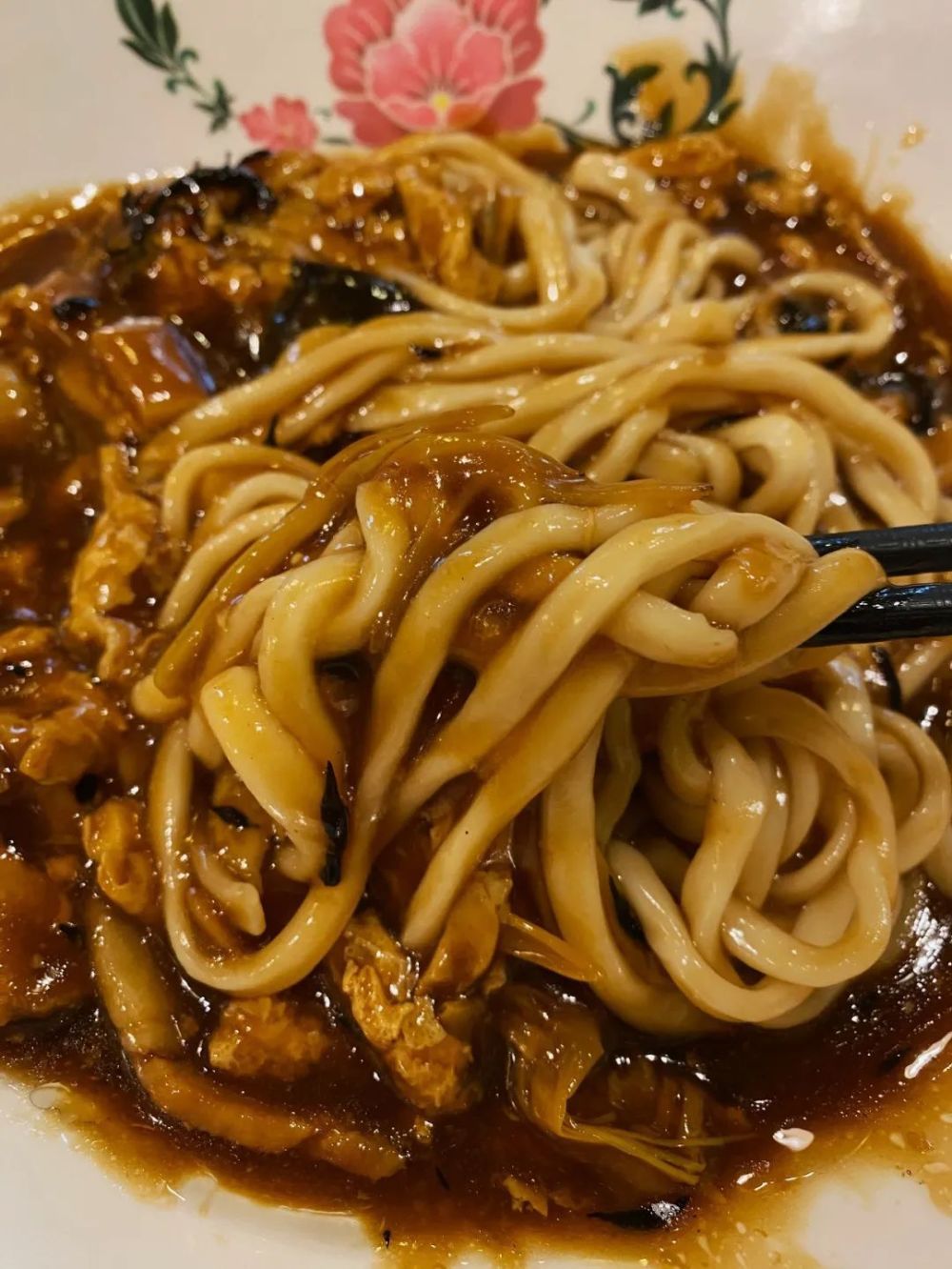 店里供应老北京打卤面, 炸酱面,辣爆小公鸡面,黑胡椒牛肉炒面和特色