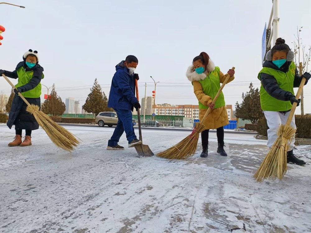 迎賓街道冠農社區掃雪除冰為群眾保駕護航