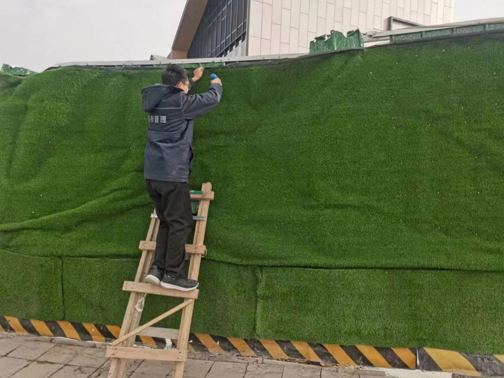 郑东新区龙湖办事处多点发力持续做好围挡整治