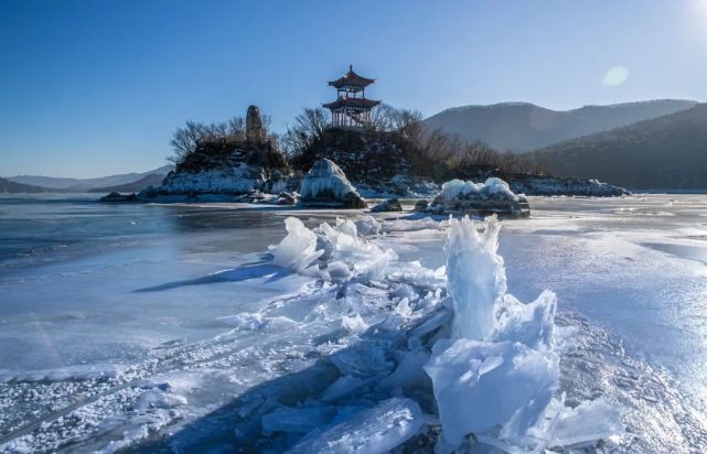 长白天下雪丨松花湖美丽冰景,只看一眼,就会感叹大自然的鬼斧神工!