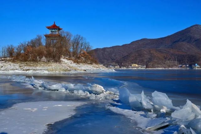 长白天下雪丨松花湖美丽冰景只看一眼就会感叹大自然的鬼斧神工