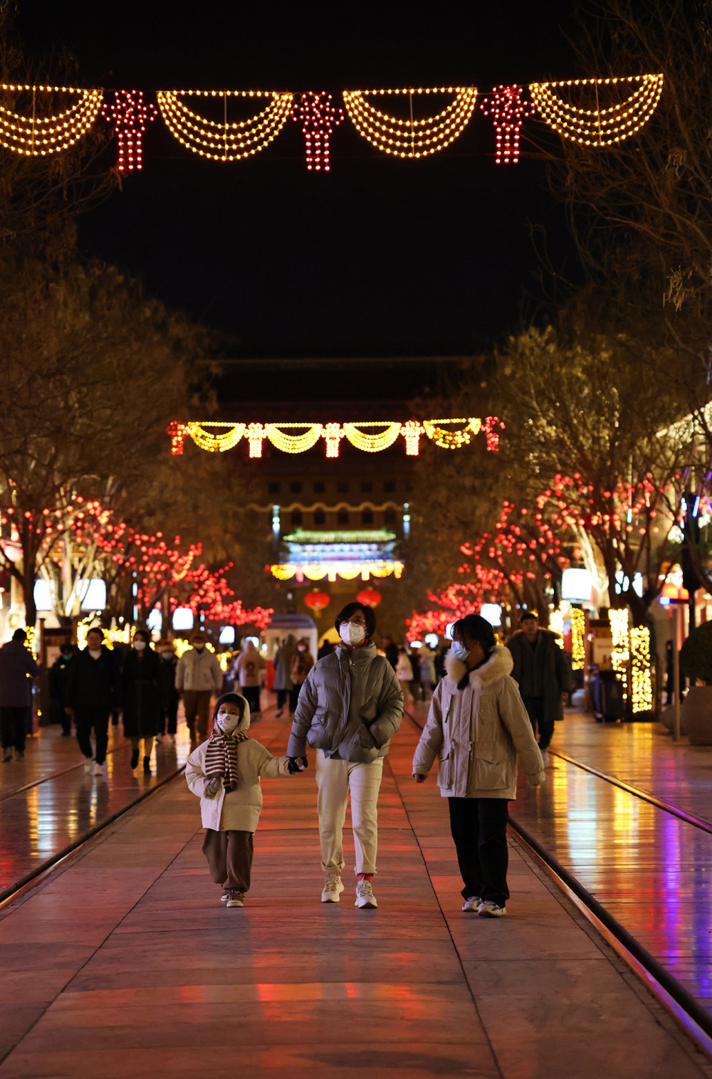 游客在前门大街欣赏夜景(作者:曹雪文;编辑:曹雪文)