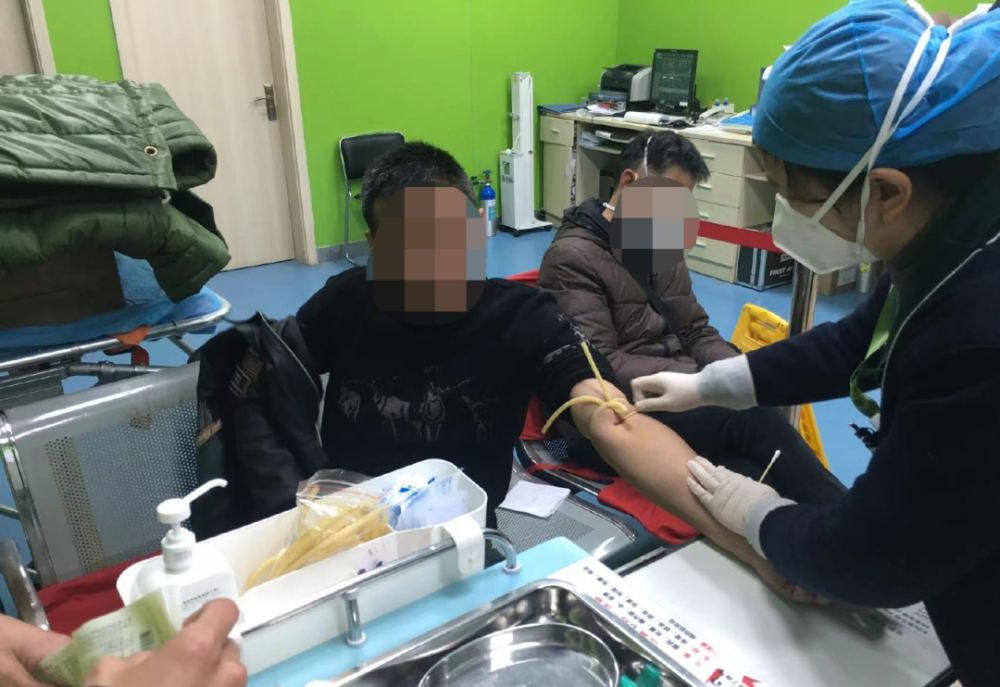 1月12日22时14分许,一辆车牌号为鄂kgeb**的白色小型汽车在环城西路与