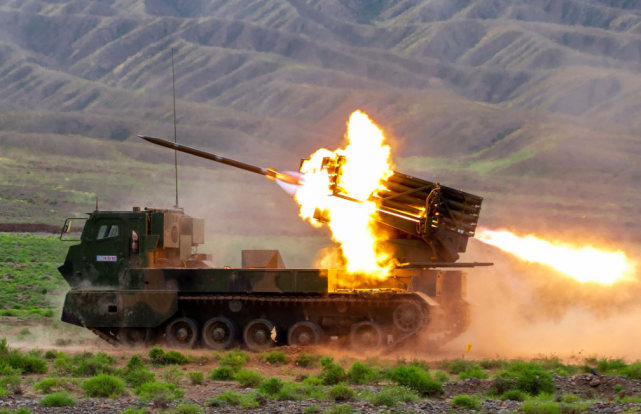 西部战区这四个合成师装备有大量的phl-03式远程多管火箭