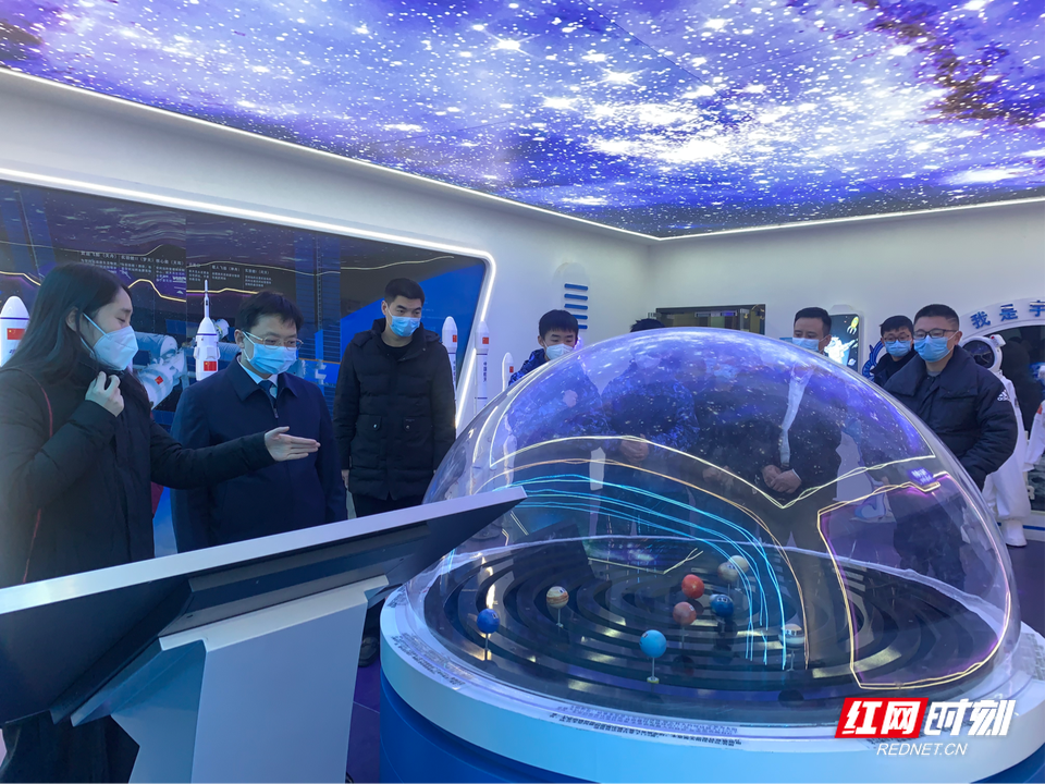 与会人员参观衡阳市科技工作者之家展厅和市科技馆.