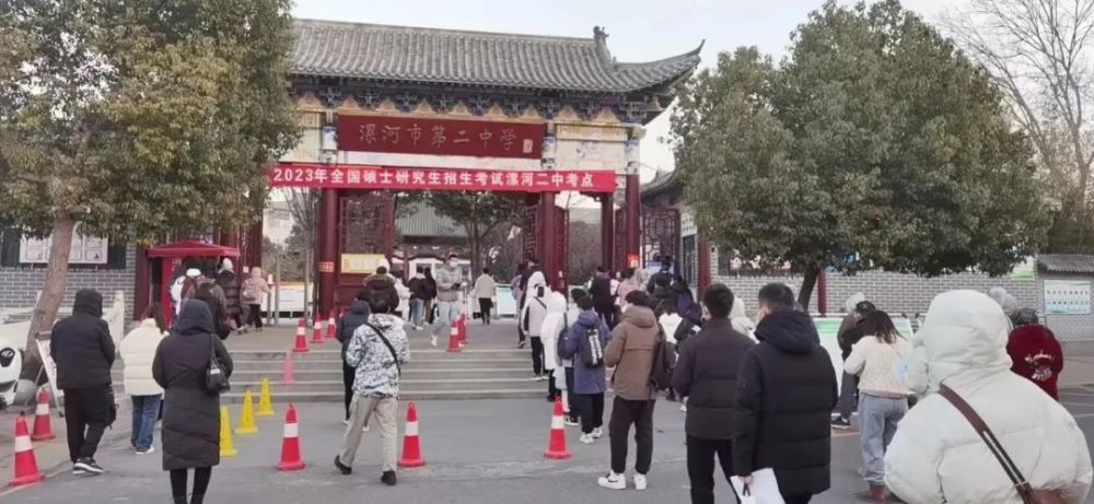 参加全国硕士研究生考试漯河二中考点学生入场医护人员在漯河市第二