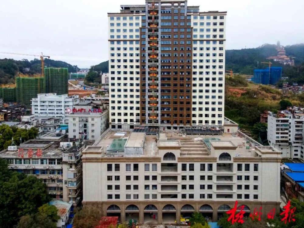 梧州市工人医院门诊住院综合楼 陈凡 摄(资料图)自治区政府工作报告中