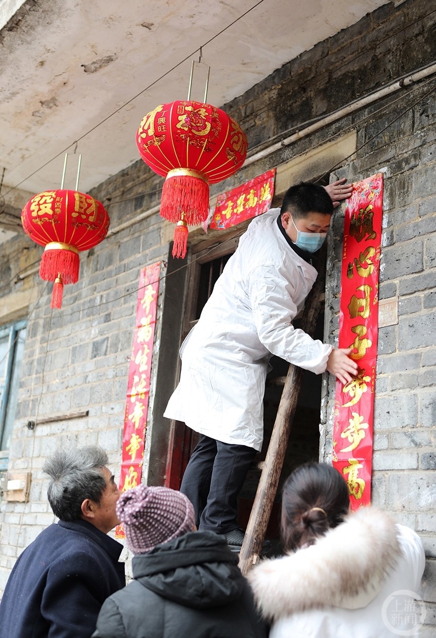 贴春联挂灯笼迎春节 喜庆氛围"靓"起来_腾讯新闻