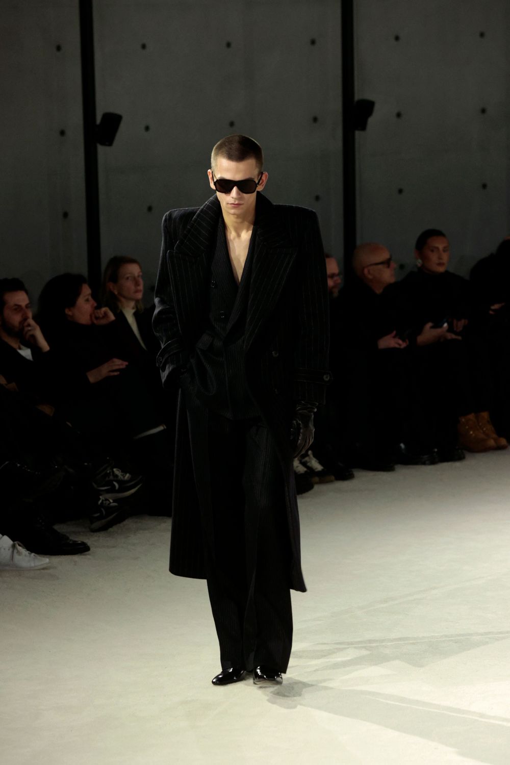 1月17日,模特在法国巴黎男装周上展示圣罗兰品牌2023/24秋冬新款服装.