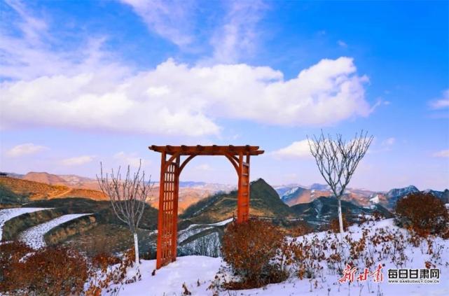 雪落武山魯班山 水墨丹霞景如畫