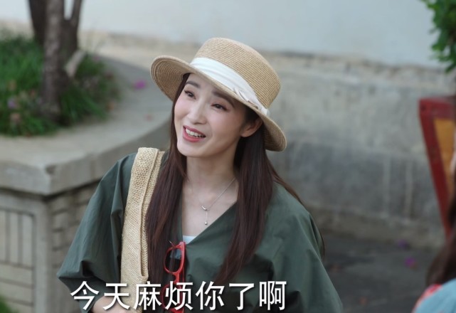 而在早前的《独自等待》,《爱情呼叫转移》等作品中,龚蓓苾也很少演绎