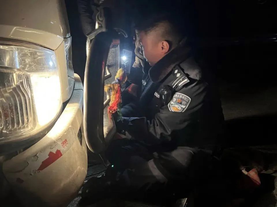 【暖"心"闻】那曲嘉黎:民警连夜救援被困车辆暖人心_腾讯新闻